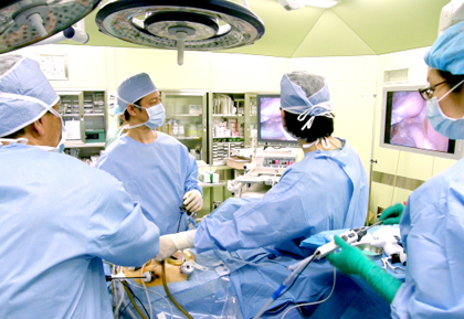 西陣病院、２１インチ天井吊り下げ型ハイビジョンモニターシステムによる腹腔鏡下直腸癌手術