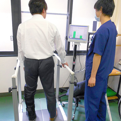 西陣病院、▲スタティックバランサーでの荷重練習
