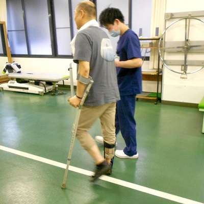 西陣病院、▲下肢装具、特殊杖での歩行練習